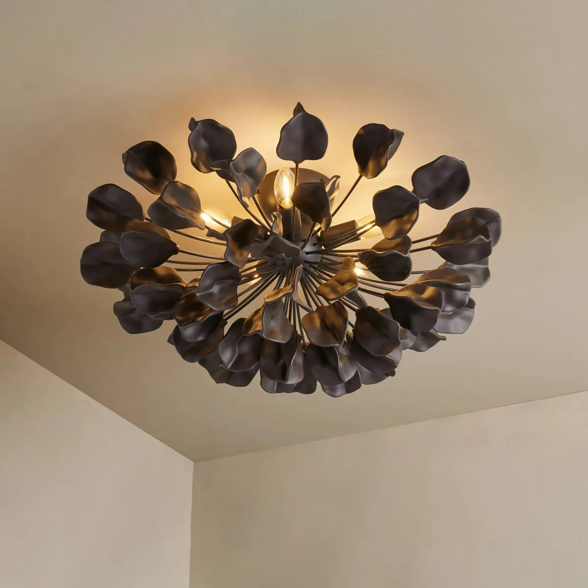 Plafonnier en céramique avec motif de feuilles, 60 cm, intensité variable, lumière blanc chaud, structure en fer, suspension moderne pour salle à manger | Sansoti