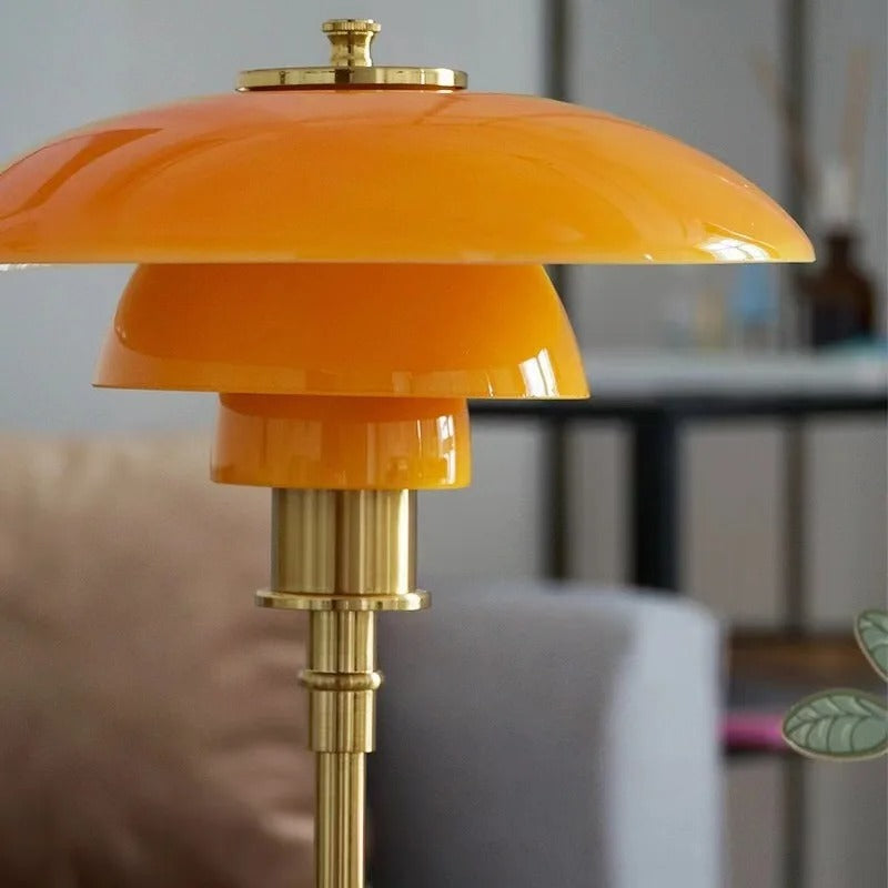 Skandinavische Glas-Tischleuchte mit warmem Licht und minimalistischem Design | Restfield