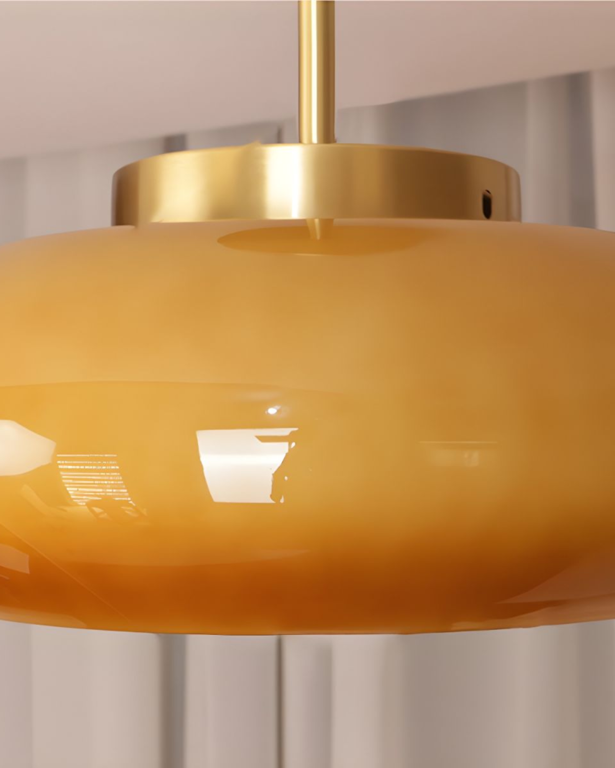 Moderne Deckenleuchte mit goldenem Rahmen und Glasschirm in Amber oder Weiß 3000K warmes Licht | Restfield