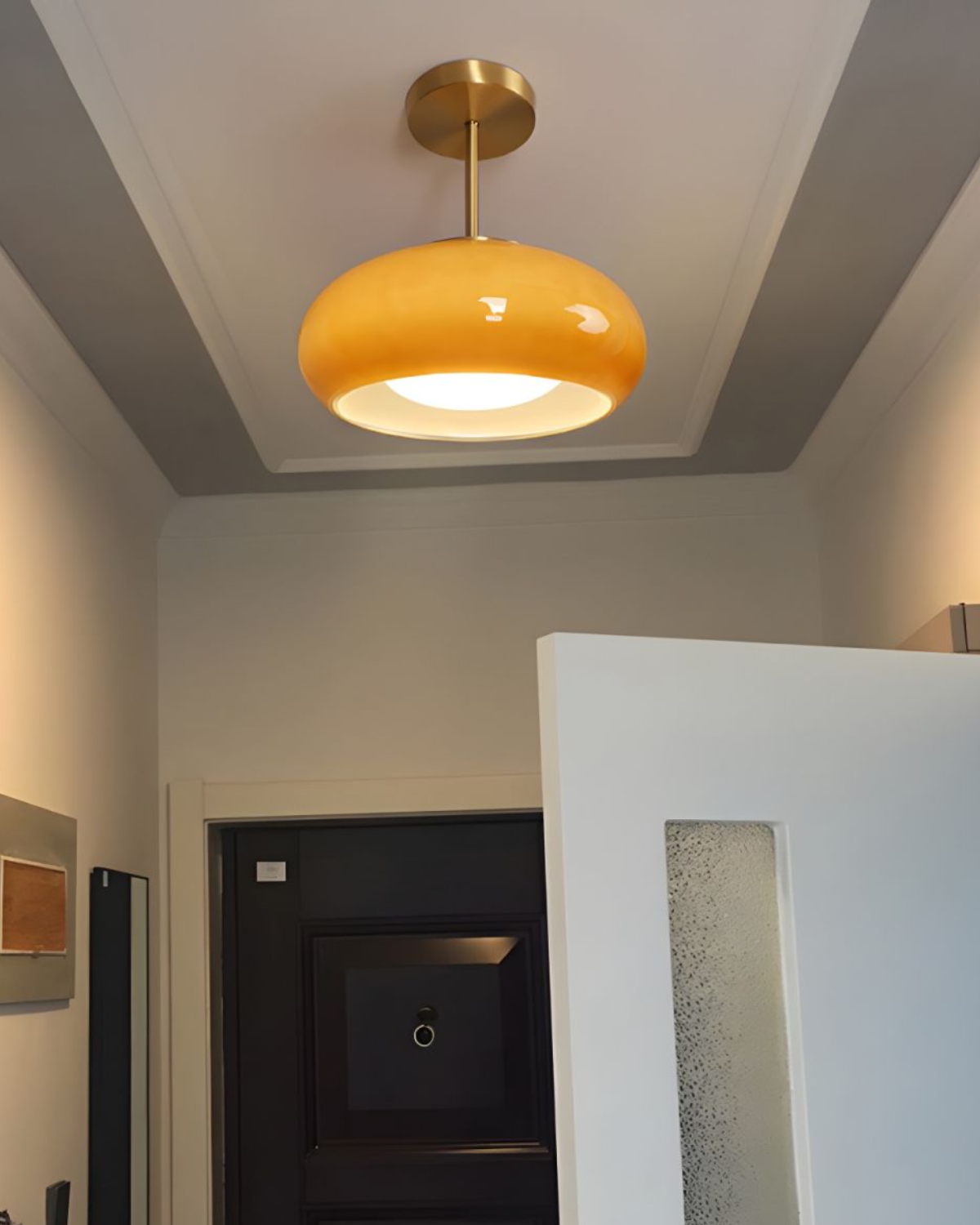 Moderne Deckenleuchte mit goldenem Rahmen und Glasschirm in Amber oder Weiß 3000K warmes Licht | Restfield