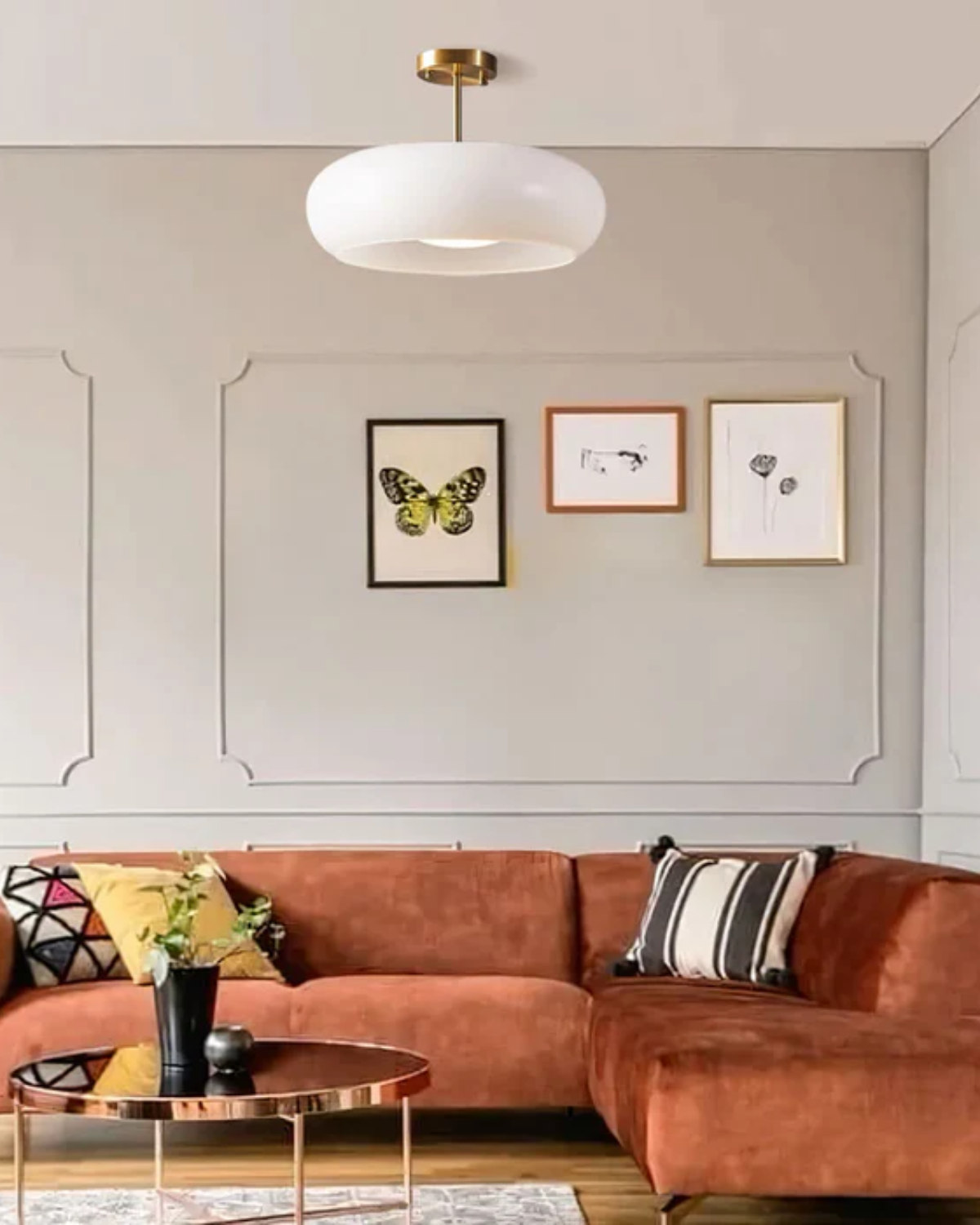 Moderne Deckenleuchte mit goldenem Rahmen und Glasschirm in Amber oder Weiß 3000K warmes Licht | Restfield