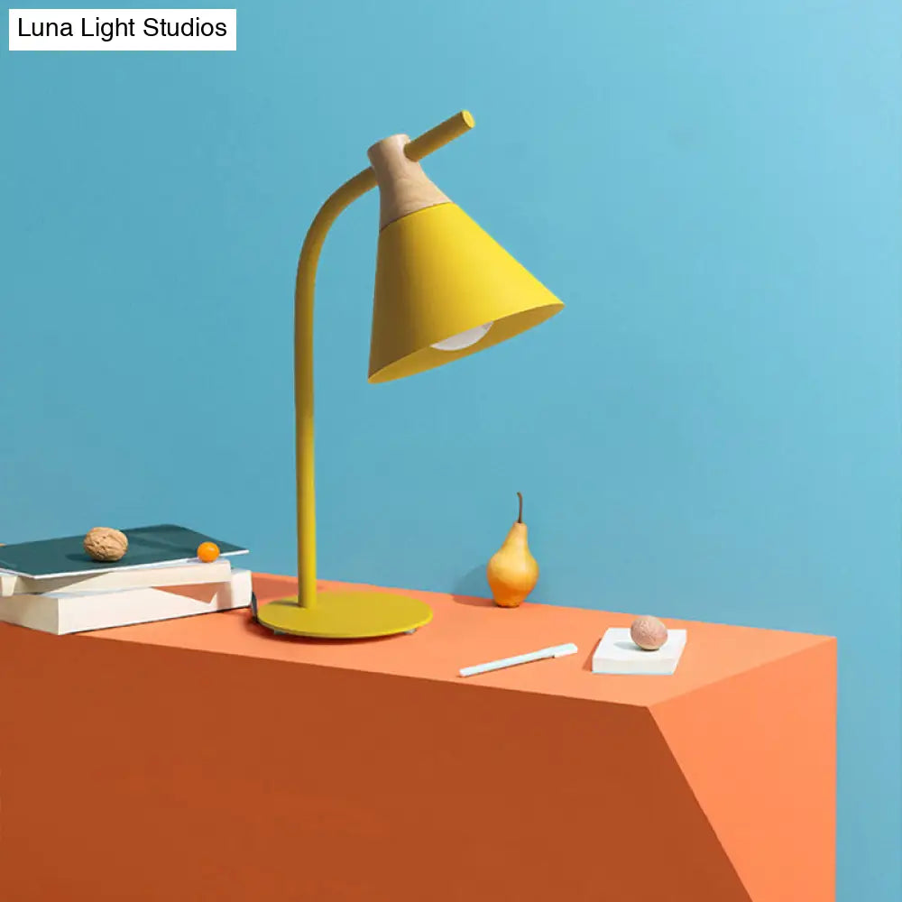 Verstelbare Tafellamp met Conische Kap Metaal Slaapkamer Nachtkastje Leeslamp Flexibele Arm Modern Design | Sansoti