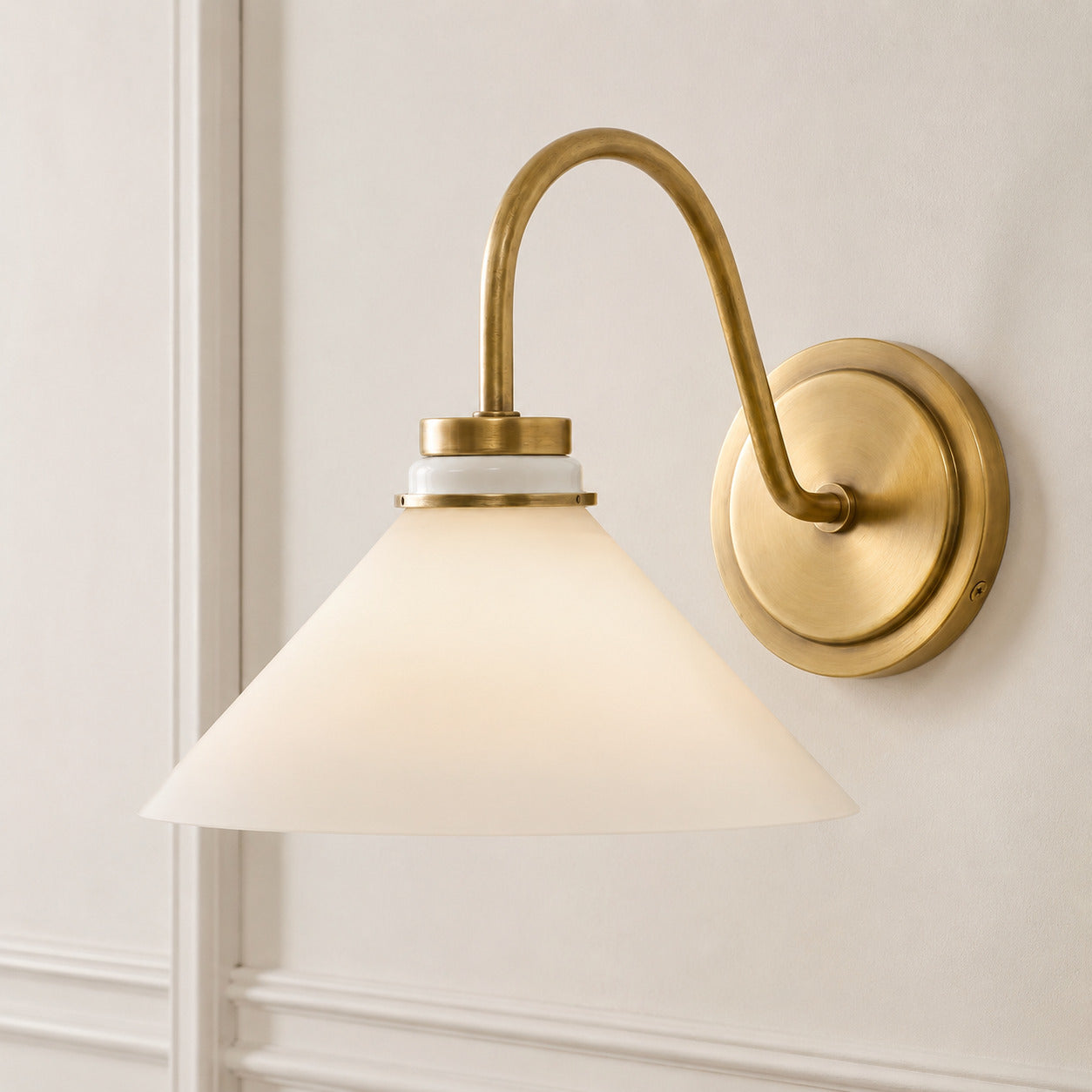 Globe Wandlamp met Gebogen Arm – Moderne Industriële Verlichting voor Badkamer, Slaapkamer en Gang | Sansoti