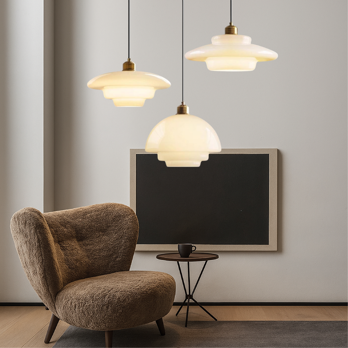 Wisząca lampa z mlecznobiałym szklanym kloszem, oprawka E27 i żelazna podsufitka, do kuchni, jadalni, przedpokoju i salonu | Sansoti