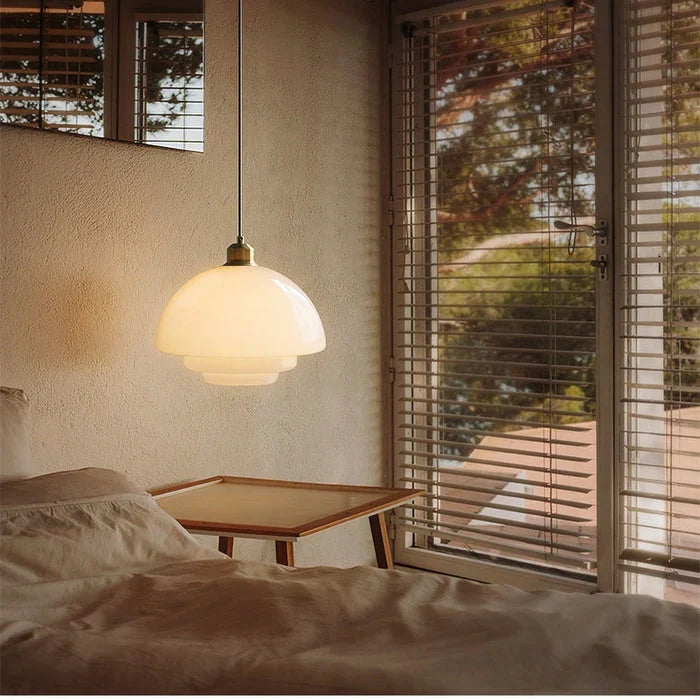 Wisząca lampa z mlecznobiałym szklanym kloszem, oprawka E27 i żelazna podsufitka, do kuchni, jadalni, przedpokoju i salonu | Sansoti