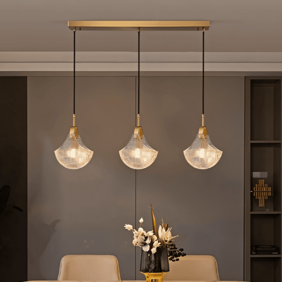 Sculpturale Hanglamp Met Drie Glazen Kappen En Warm Sfeervol Licht | Sansoti