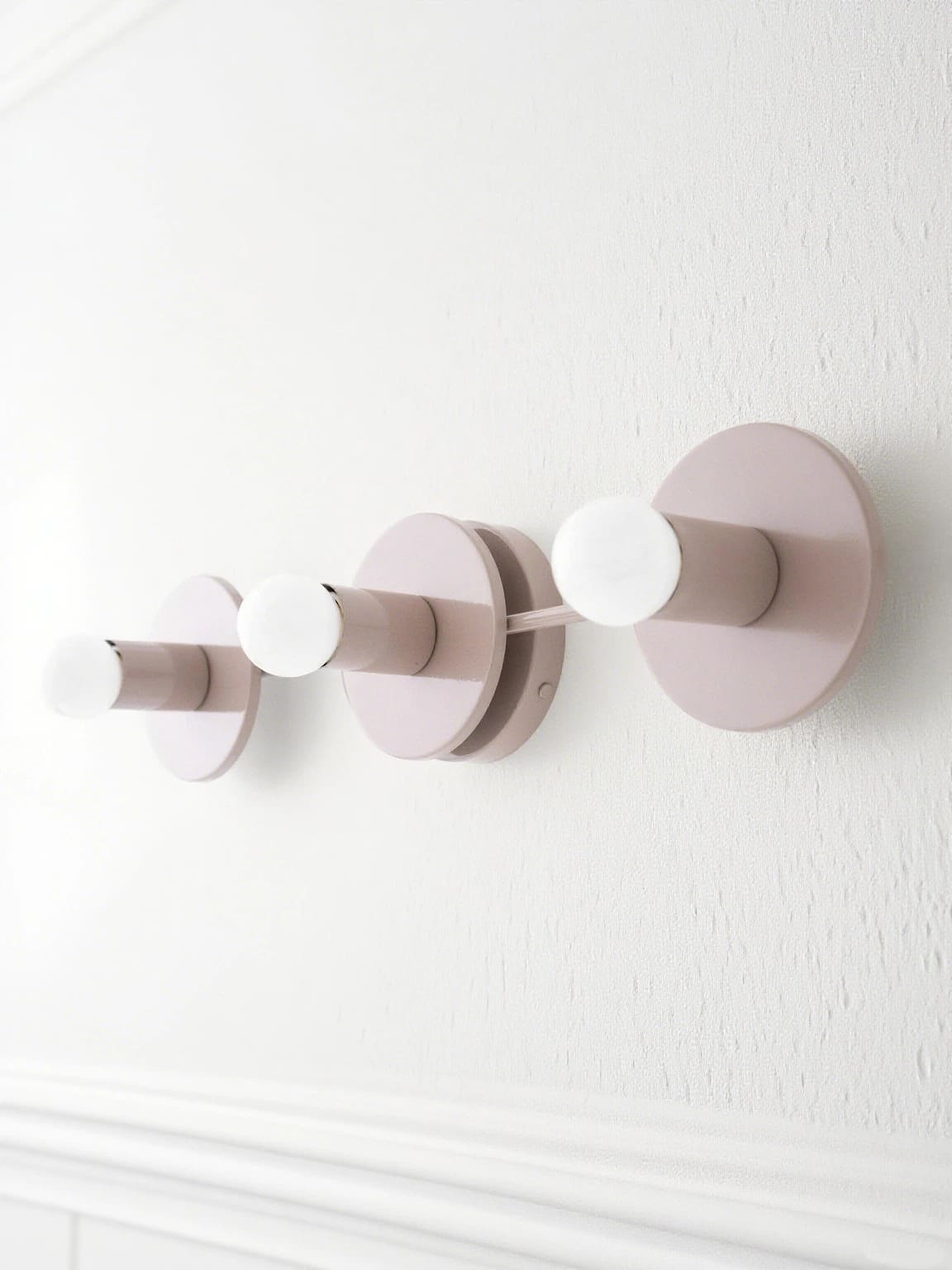 Minimalistische Badkamerlamp met Drie Lichtpunten - Verkrijgbaar in Meerdere Kleuren | Sansoti
