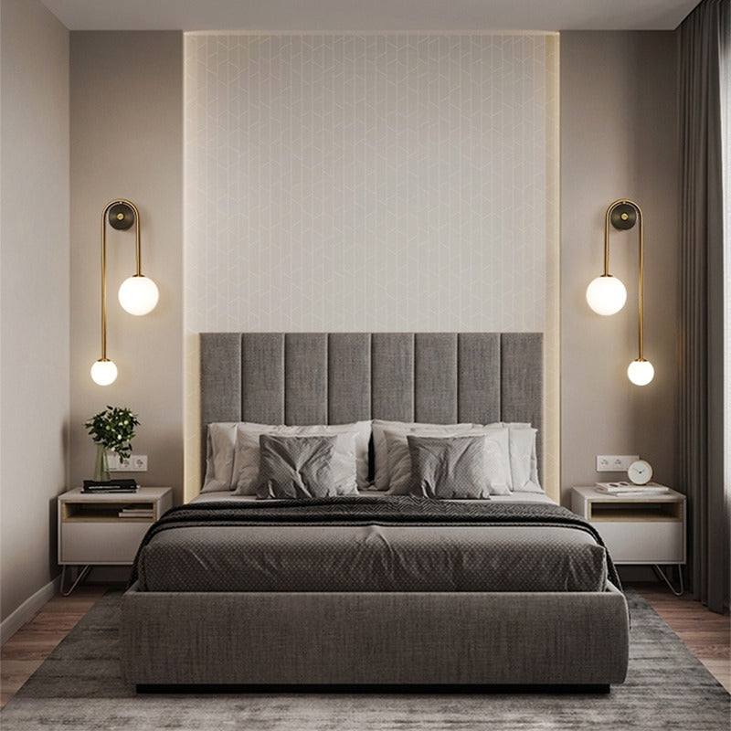 Goudkleurige Wandlamp met Wit Glazen Bol – Modern Scandinavisch Design voor Hal & Gang | Sansoti