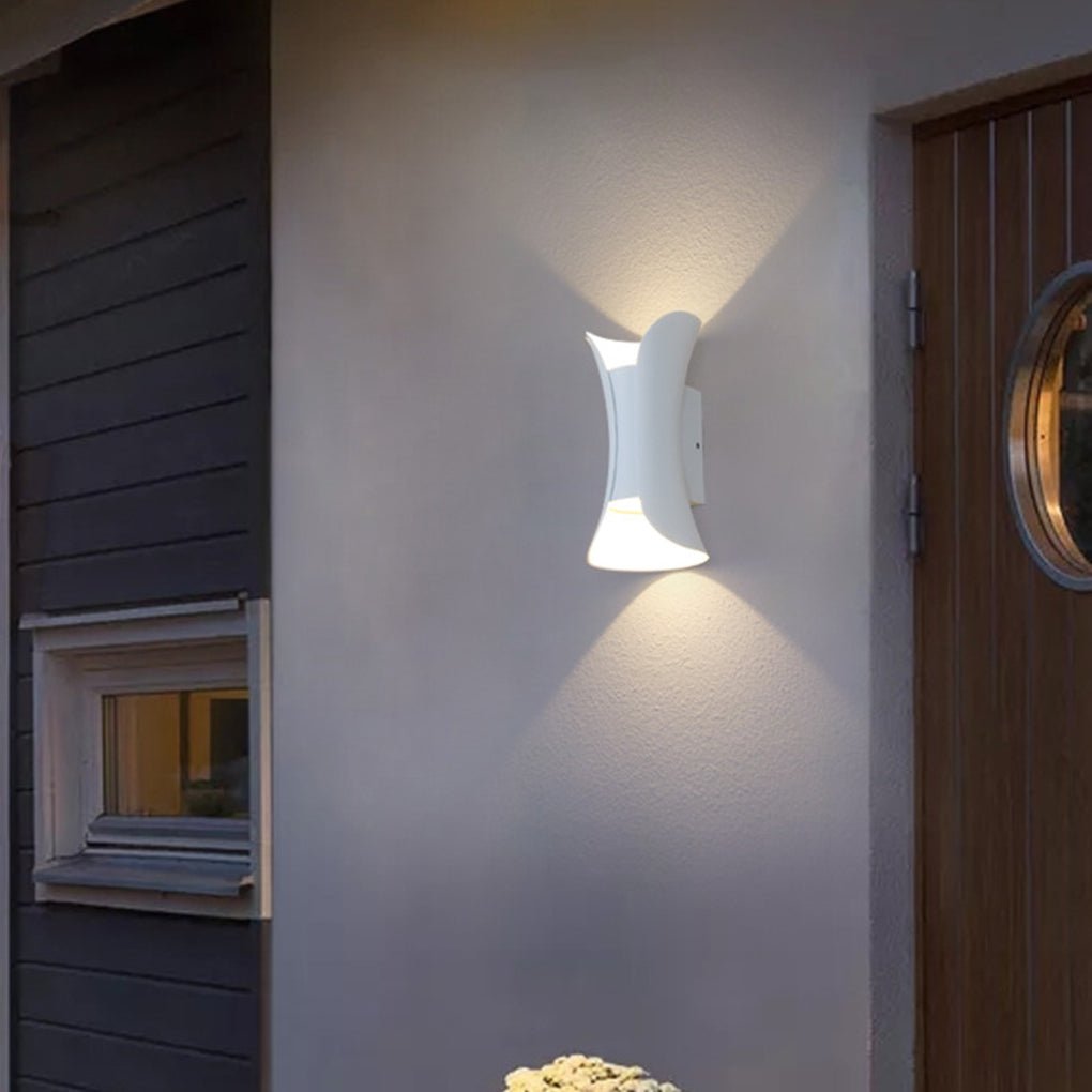 Moderne Up Down Buiten Wandlamp Met IP54 Bescherming En Aluminium Behuizing | Sansoti