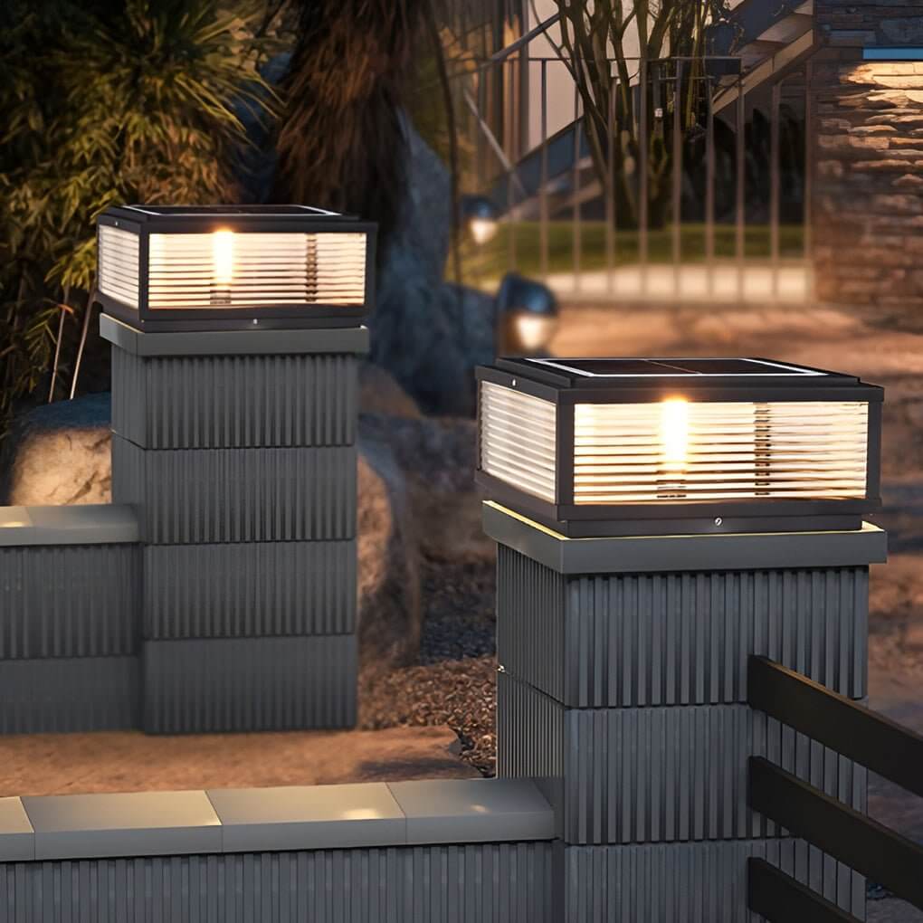 Quadratische Außen-Sockellampe mit geriffeltem Glas und Aluminiumgehäuse für Gartenweg und Einfahrt | Restfield