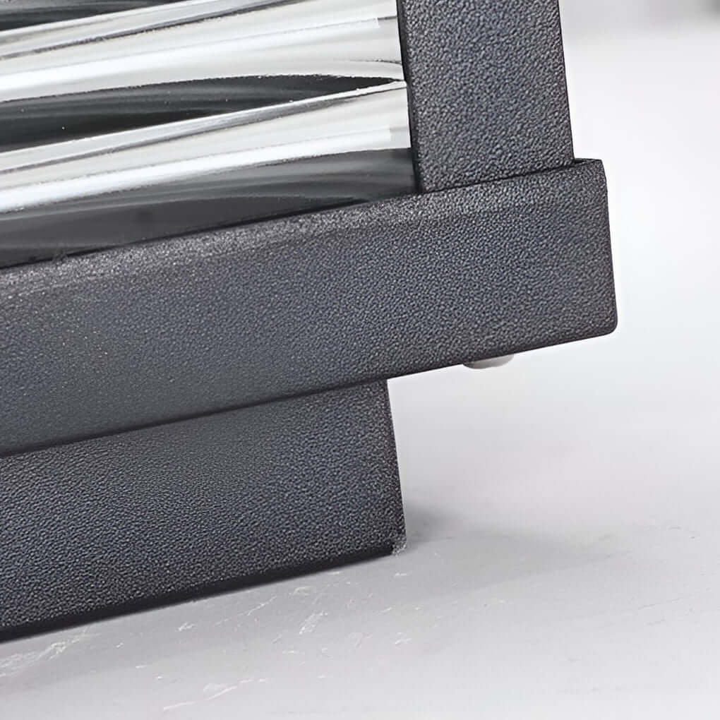 Quadratische Außen-Sockellampe mit geriffeltem Glas und Aluminiumgehäuse für Gartenweg und Einfahrt | Restfield