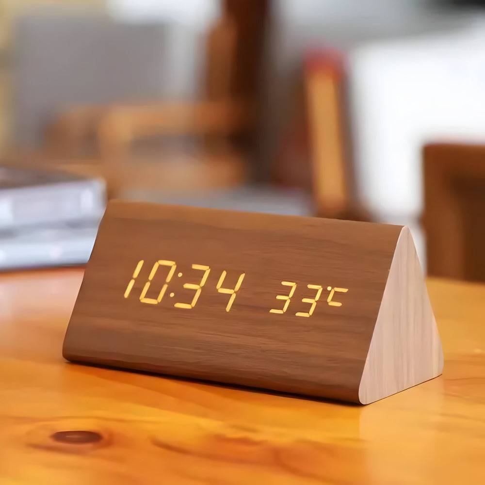 Digitale LED Klok Hout Driehoek Modern Design Wekker USB Dimbaar Display Tafelklok Slaapkamer Kantoor | Sansoti