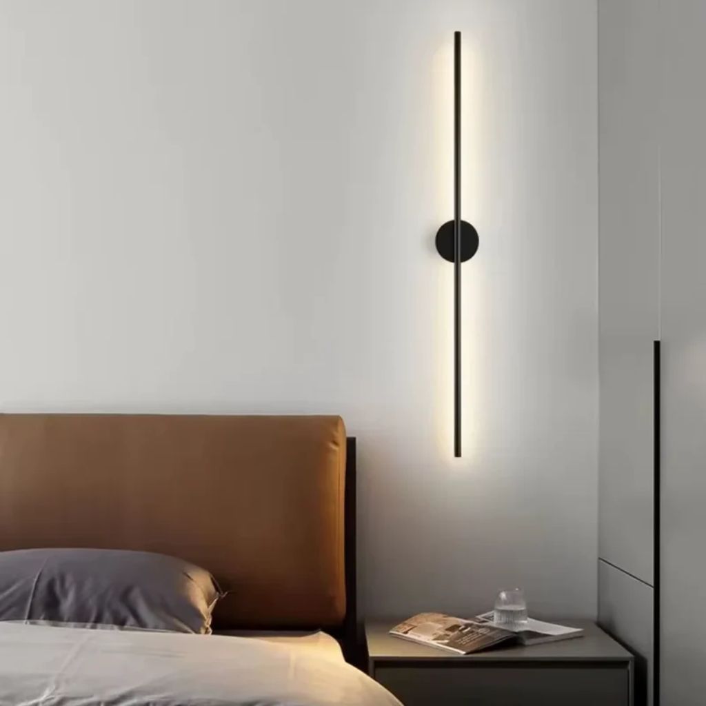 Liniowa lampa ścienna LED, czarna, z matowego aluminium, smukły nowoczesny design, nastrojowe oświetlenie do sypialni, salonu i przedpokoju | Sansoti