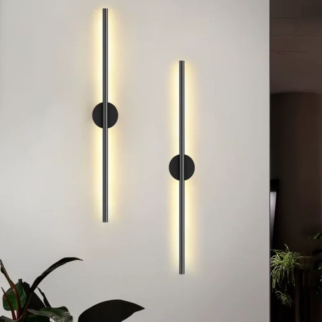 Liniowa lampa ścienna LED, czarna, z matowego aluminium, smukły nowoczesny design, nastrojowe oświetlenie do sypialni, salonu i przedpokoju | Sansoti