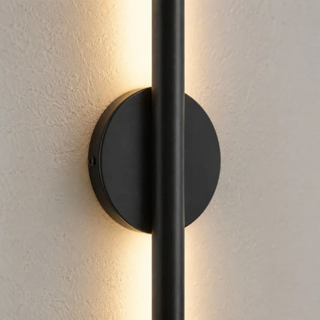 Liniowa lampa ścienna LED, czarna, z matowego aluminium, smukły nowoczesny design, nastrojowe oświetlenie do sypialni, salonu i przedpokoju | Sansoti