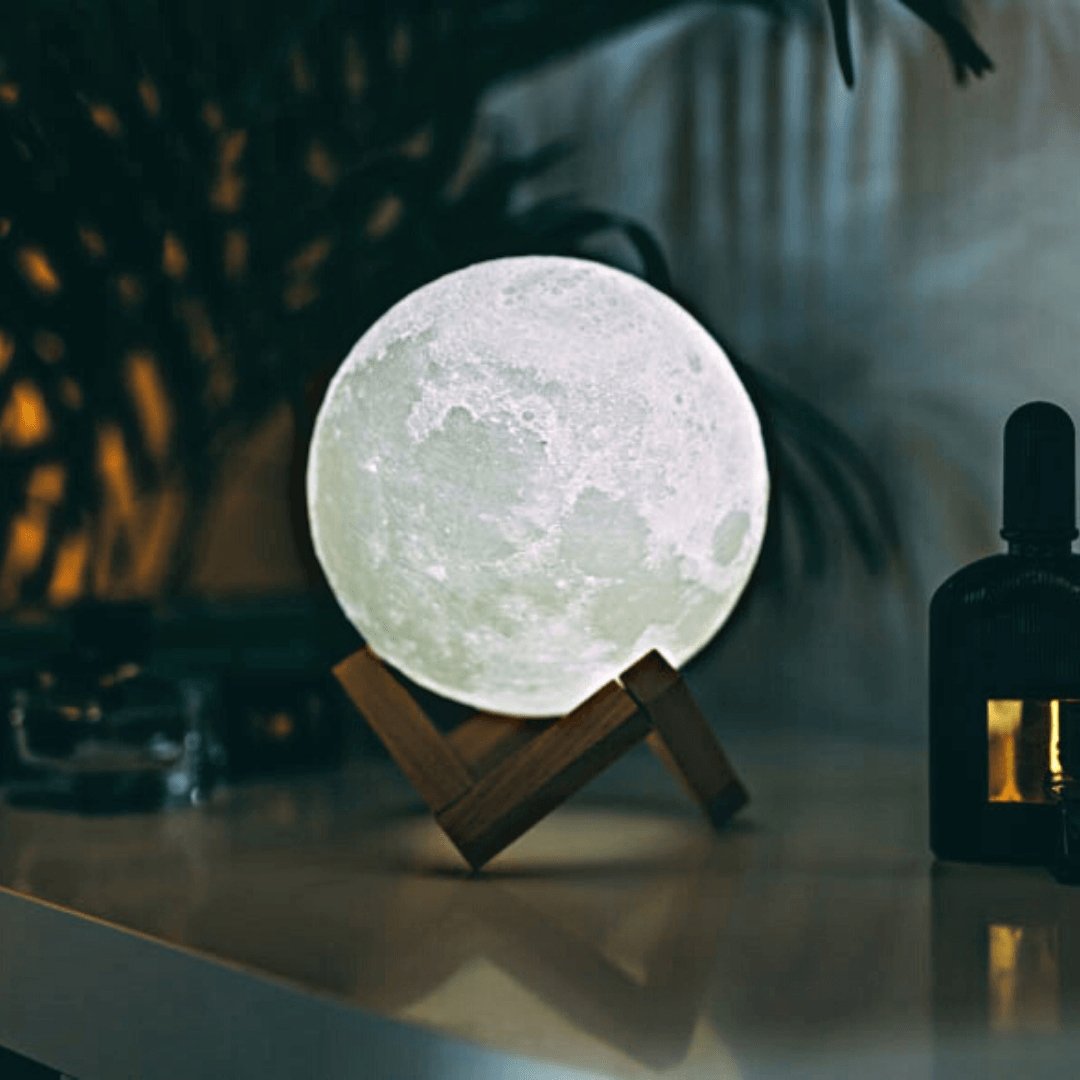 Maanlamp met 3D-Oppervlak en Touchbediening – Draadloze LED Sfeerverlichting op Houten Standaard in 4 Maten | Sansoti