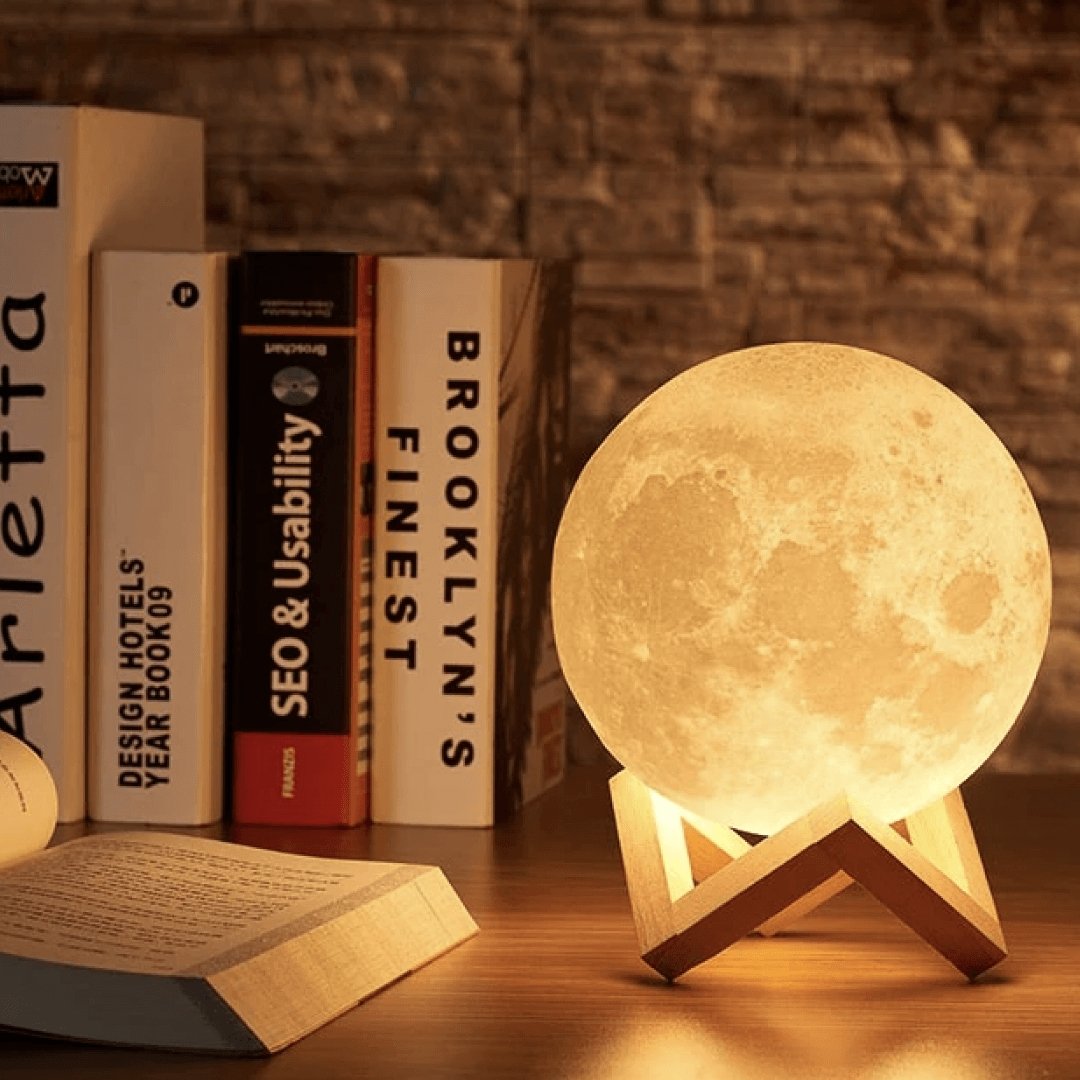 Maanlamp met 3D-Oppervlak en Touchbediening – Draadloze LED Sfeerverlichting op Houten Standaard in 4 Maten | Sansoti