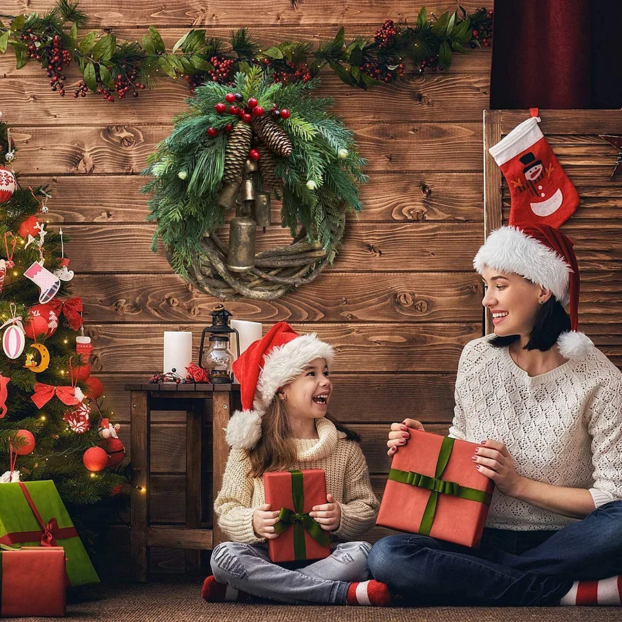Couronne de Noël rustique avec pommes de pin et clochettes dorées pour décorer la porte et le mur, ambiance festive de Noël | Sansoti