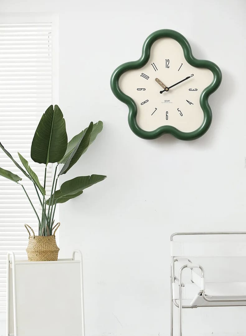 Wanduhr mit 3D-Blumenmotiv und geräuschloser Pendelbewegung, 39 × 39 cm, dekoratives Design für Wohnzimmer und Schlafzimmer | Sansoti