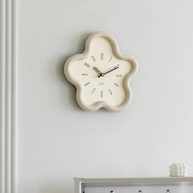 Wanduhr mit 3D-Blumenmotiv und geräuschloser Pendelbewegung, 39 × 39 cm, dekoratives Design für Wohnzimmer und Schlafzimmer | Sansoti