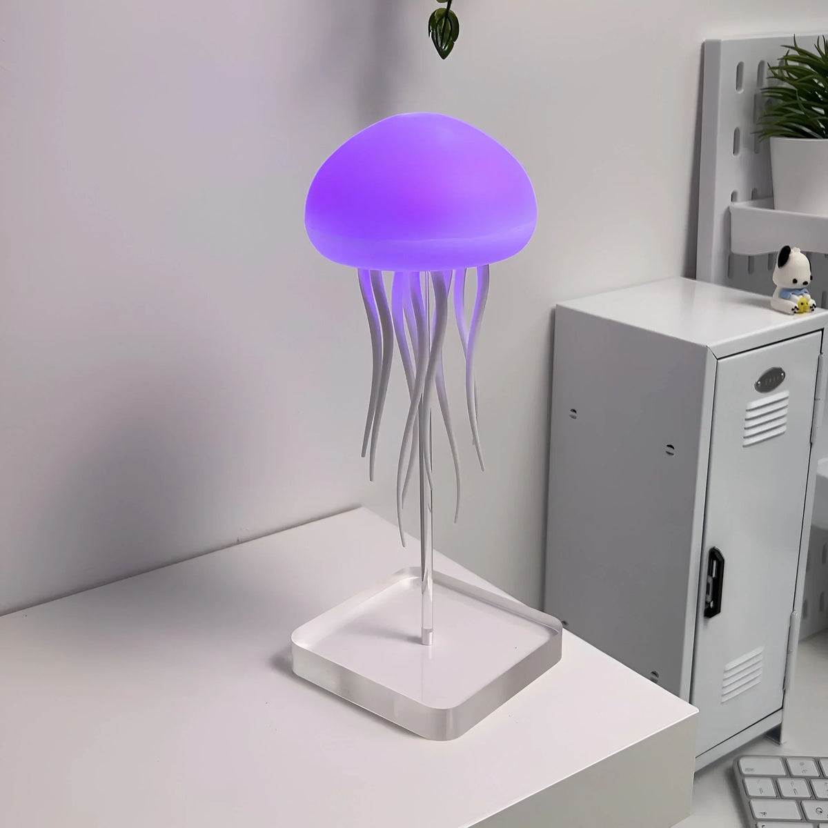 Lampe méduse avec éclairage LED et effet d’eau en mouvement, pour une décoration chaleureuse dans le salon et la chambre à coucher | Sansoti