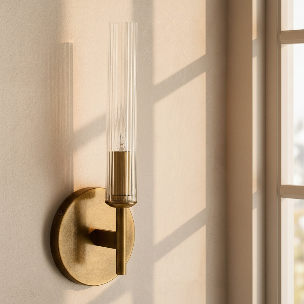 Geribbelde Glazen Wandlamp met Koperkleurige Afwerking – 1 of 2 Lichtpunten voor Badkamer Gang Slaapkamer | Sansoti