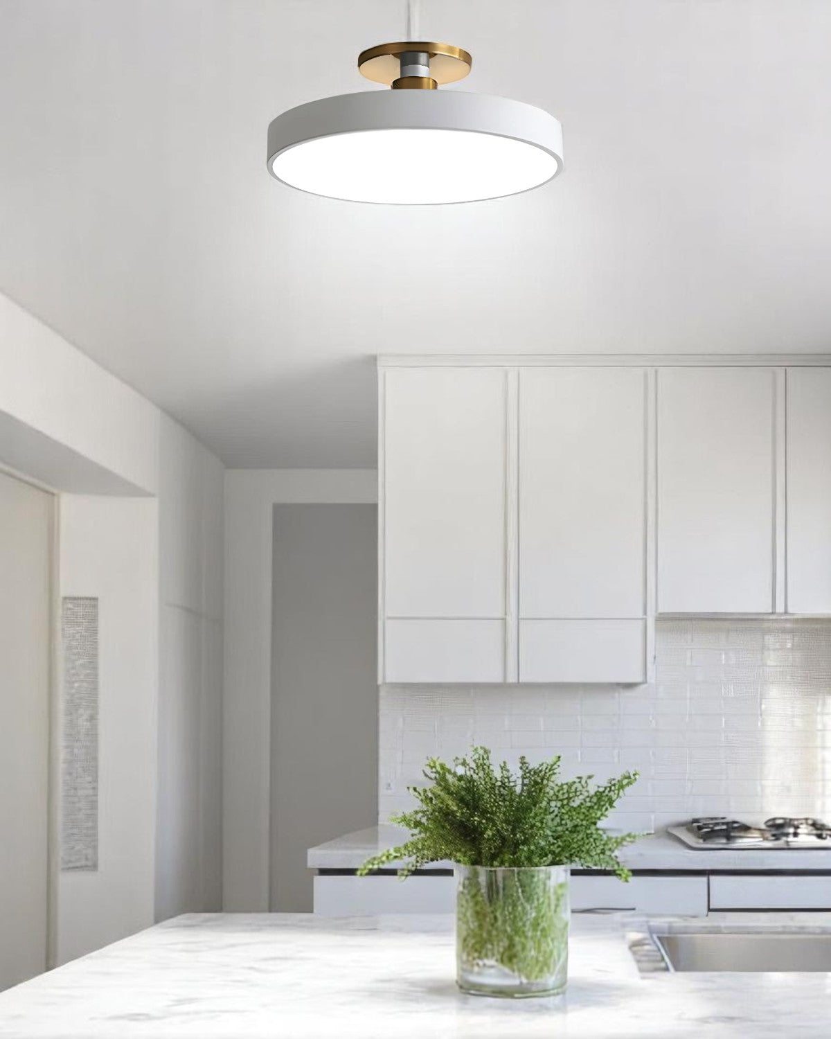 Moderne runde Deckenleuchte mit Gold-Detail und Acryl-Diffusor – minimalistische Semi Flush Design-Beleuchtung für Wohnzimmer und Schlafzimmer | Restfield