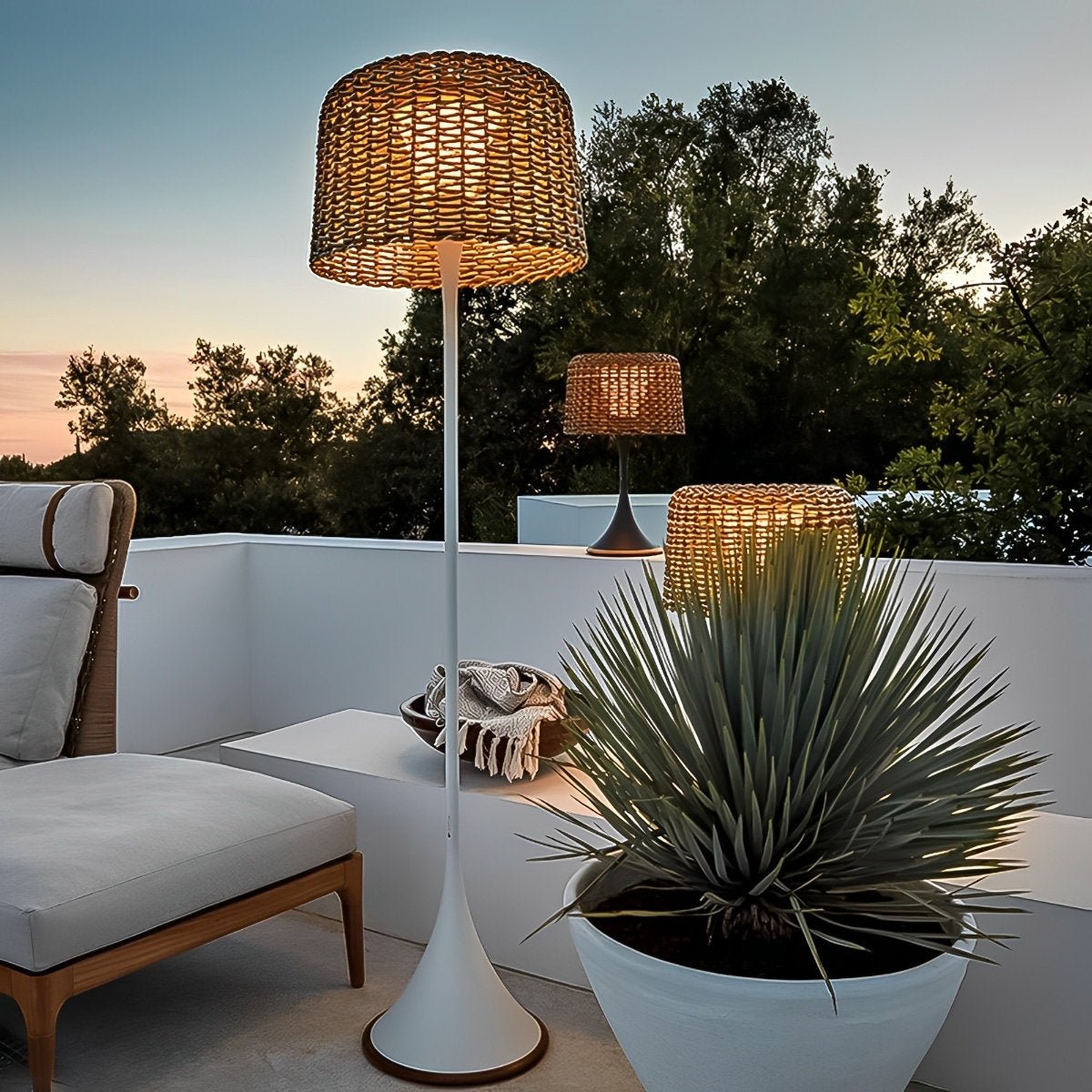 Stehende Außenlampe Geflecht Aluminium Weiß Schwarz Solarenergie IP65 Garten Terrasse Stehlampe Rattan Look Stimmungsbeleuchtung Außen | Restfield