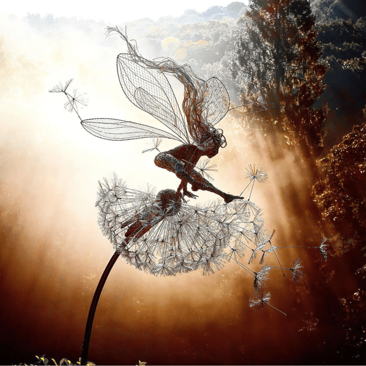Handgemaakte Metalen Feeënfiguur 70cm Tuindecoratie Sprookjesbeeld Weervast met Grondpin voor Tuin en Border | Sansoti