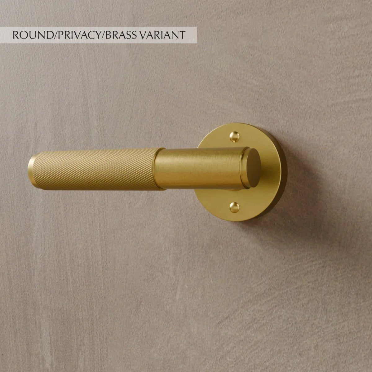 Massiver Messing-Türgriff mit gerändeltem Griff und schlanker Rosette für moderne Interieurs | Restfield