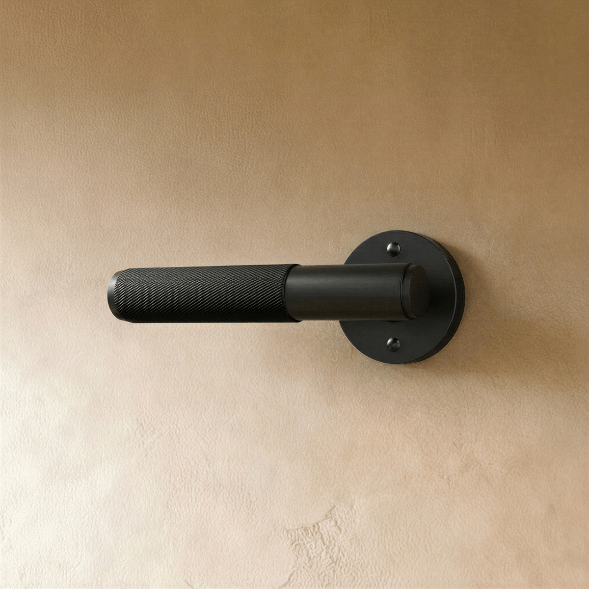 Massiver Messing-Türgriff mit gerändeltem Griff und schlanker Rosette für moderne Interieurs | Restfield
