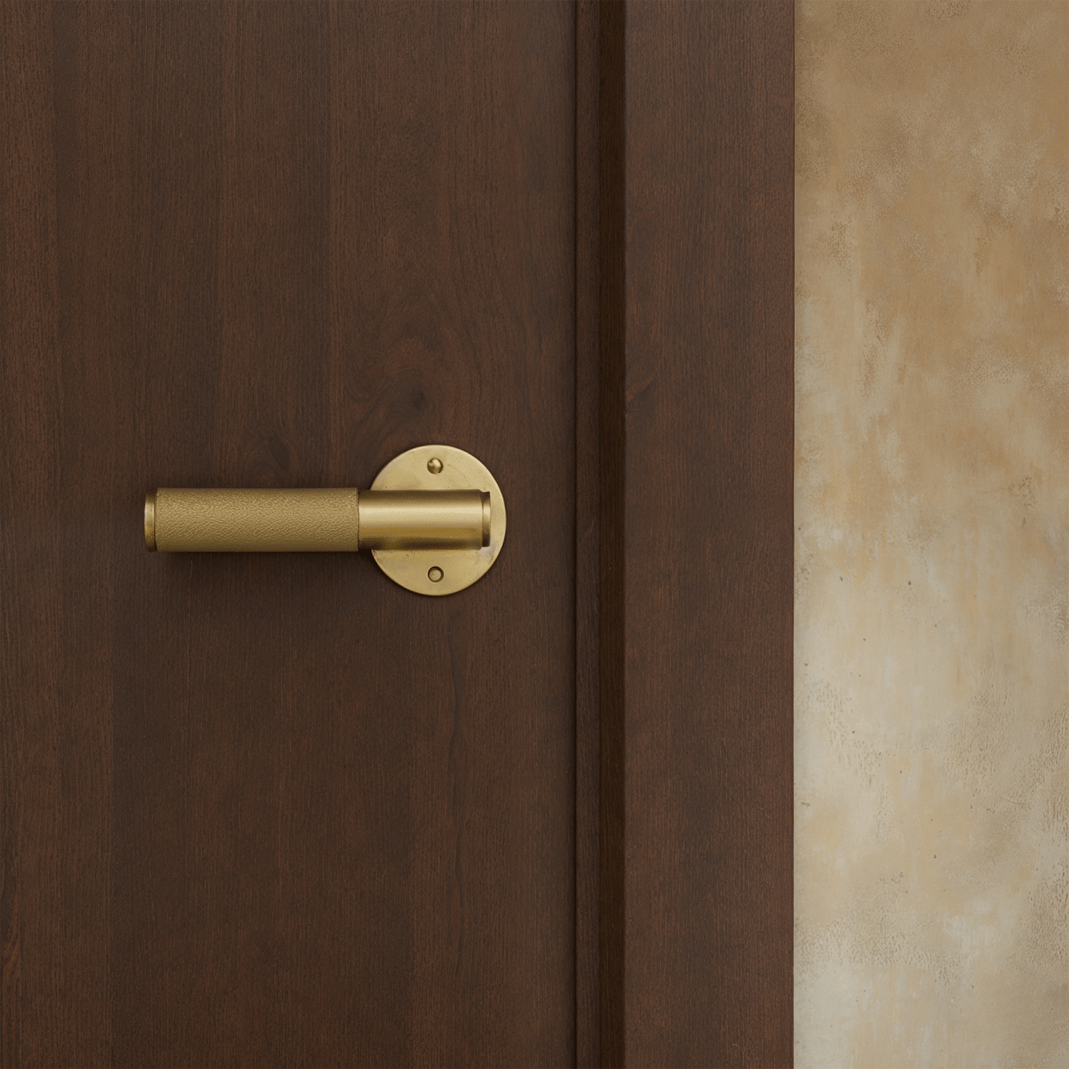 Massiver Messing-Türgriff mit gerändeltem Griff und schlanker Rosette für moderne Interieurs | Restfield