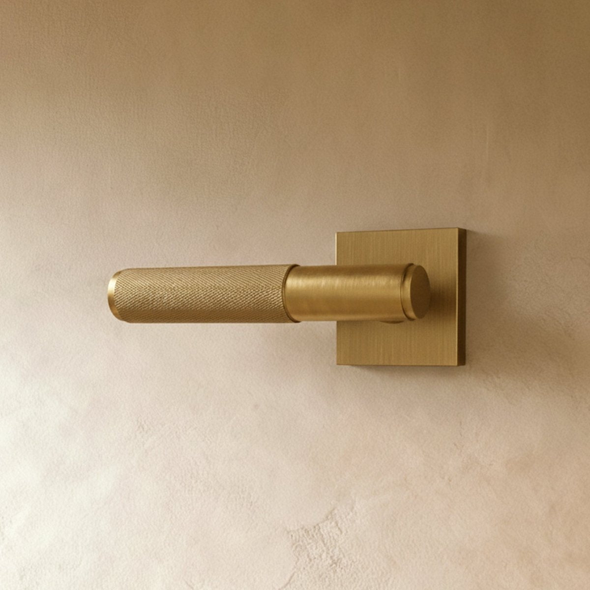 Massiver Messing-Türgriff mit gerändeltem Griff und schlanker Rosette für moderne Interieurs | Restfield