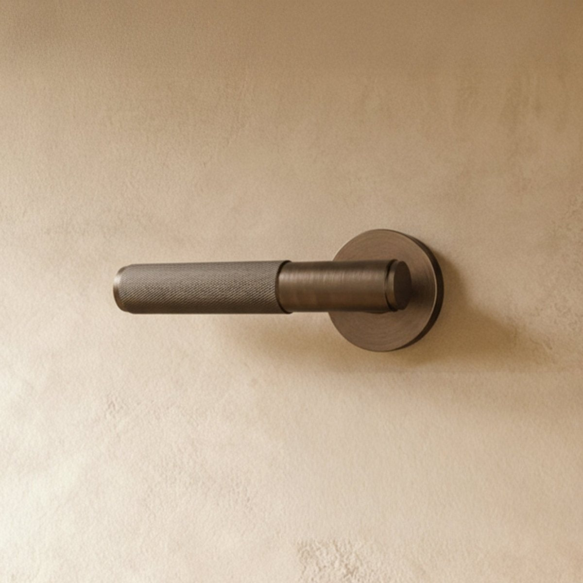 Massiver Messing-Türgriff mit gerändeltem Griff und schlanker Rosette für moderne Interieurs | Restfield