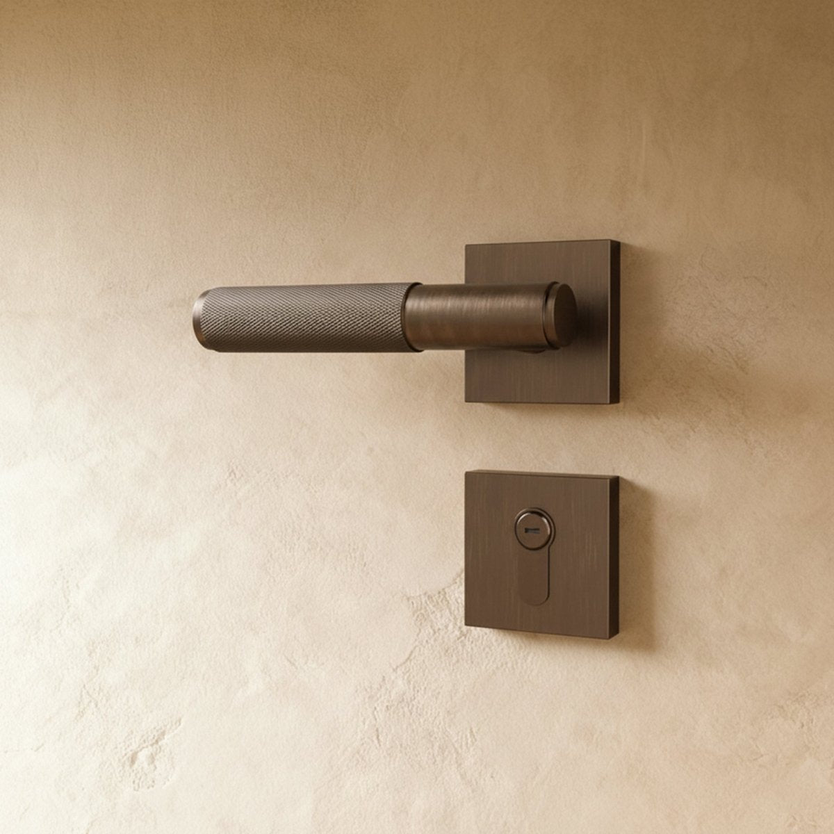 Massiver Messing-Türgriff mit gerändeltem Griff und schlanker Rosette für moderne Interieurs | Restfield