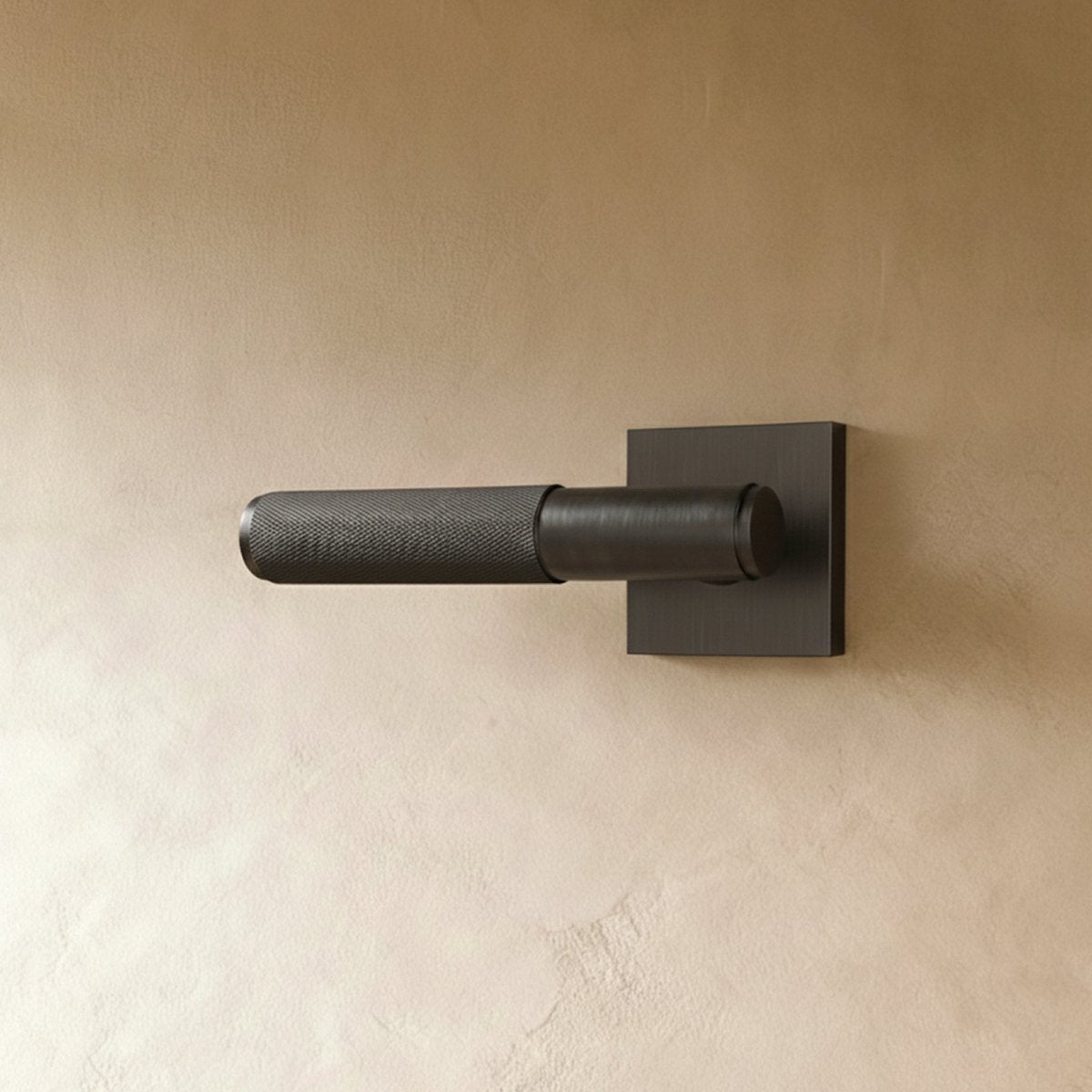 Massiver Messing-Türgriff mit gerändeltem Griff und schlanker Rosette für moderne Interieurs | Restfield