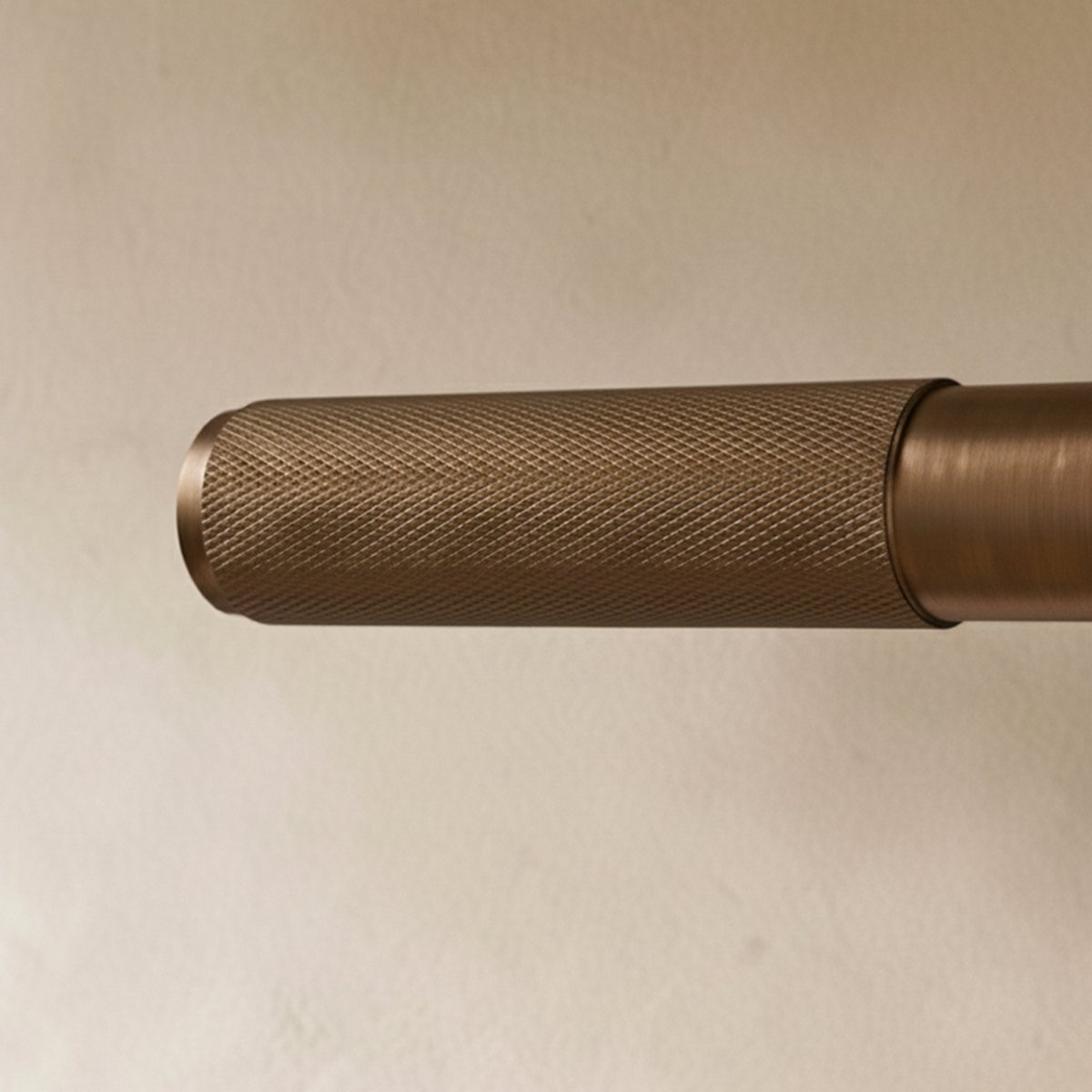 Massiver Messing-Türgriff mit gerändeltem Griff und schlanker Rosette für moderne Interieurs | Restfield
