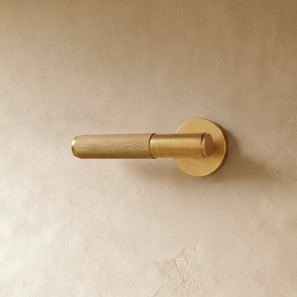 Massiver Messing-Türgriff mit gerändeltem Griff und schlanker Rosette für moderne Interieurs | Restfield