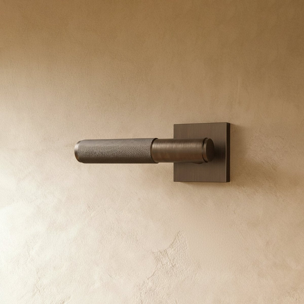 Massiver Messing-Türgriff mit gerändeltem Griff und schlanker Rosette für moderne Interieurs | Restfield