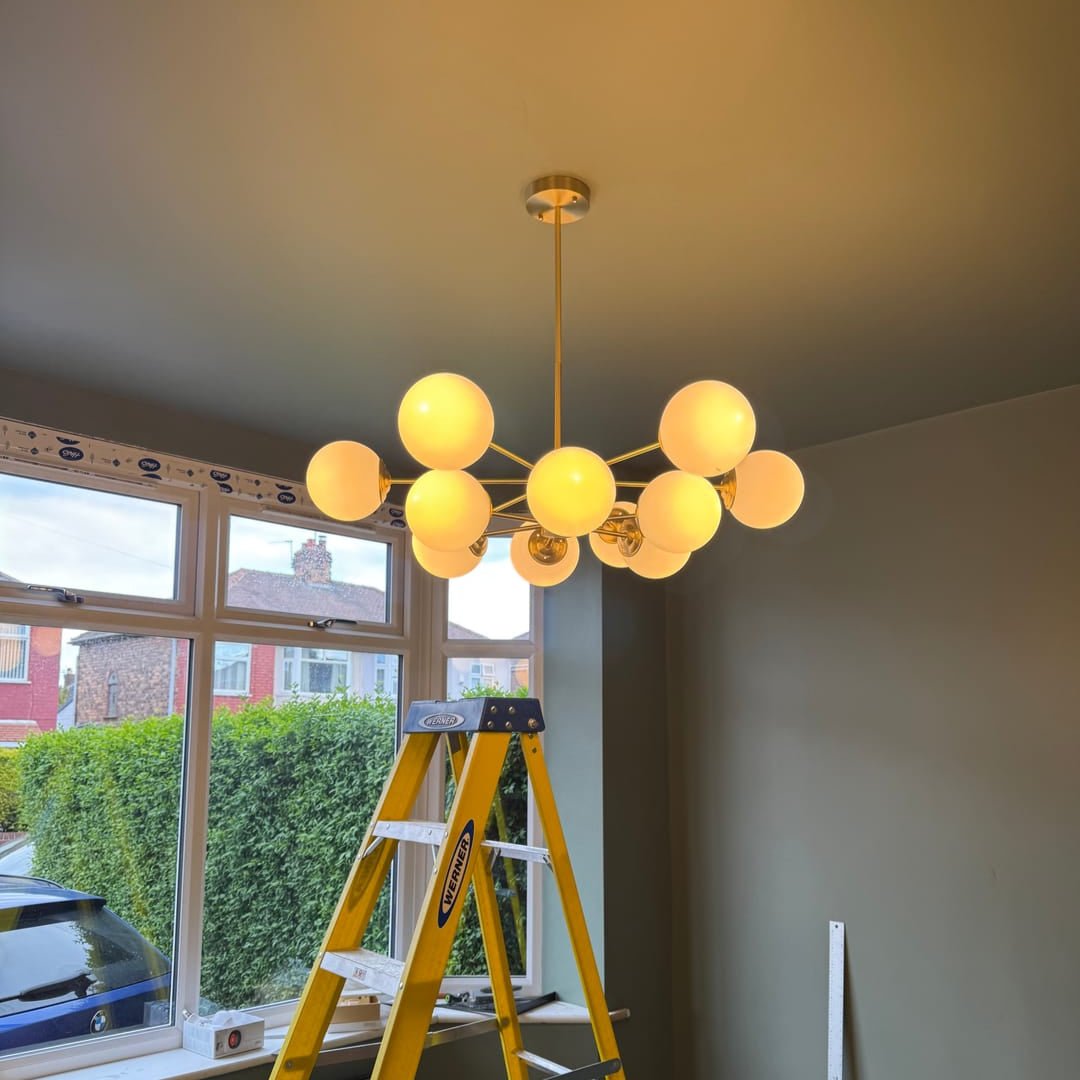 Moderne zweistöckige Sputnik Kronleuchter mit 12 Opalglas-Kugeln in Messing-Finish – Mid Century Design Pendelleuchte 90 cm | Restfield