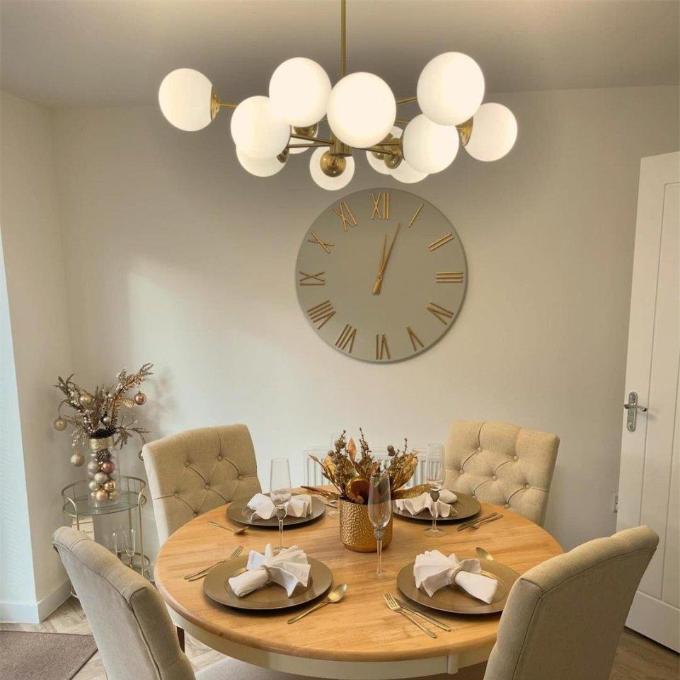 Moderne zweistöckige Sputnik Kronleuchter mit 12 Opalglas-Kugeln in Messing-Finish – Mid Century Design Pendelleuchte 90 cm | Restfield