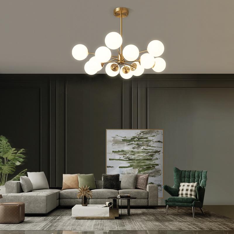 Moderne zweistöckige Sputnik Kronleuchter mit 12 Opalglas-Kugeln in Messing-Finish – Mid Century Design Pendelleuchte 90 cm | Restfield