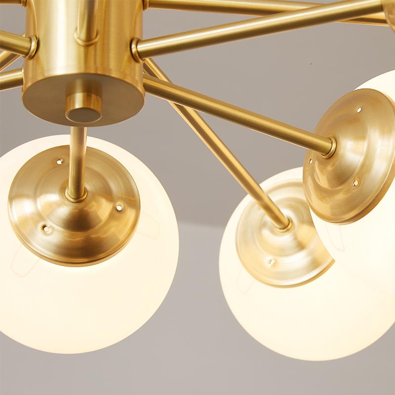 Moderne zweistöckige Sputnik Kronleuchter mit 12 Opalglas-Kugeln in Messing-Finish – Mid Century Design Pendelleuchte 90 cm | Restfield