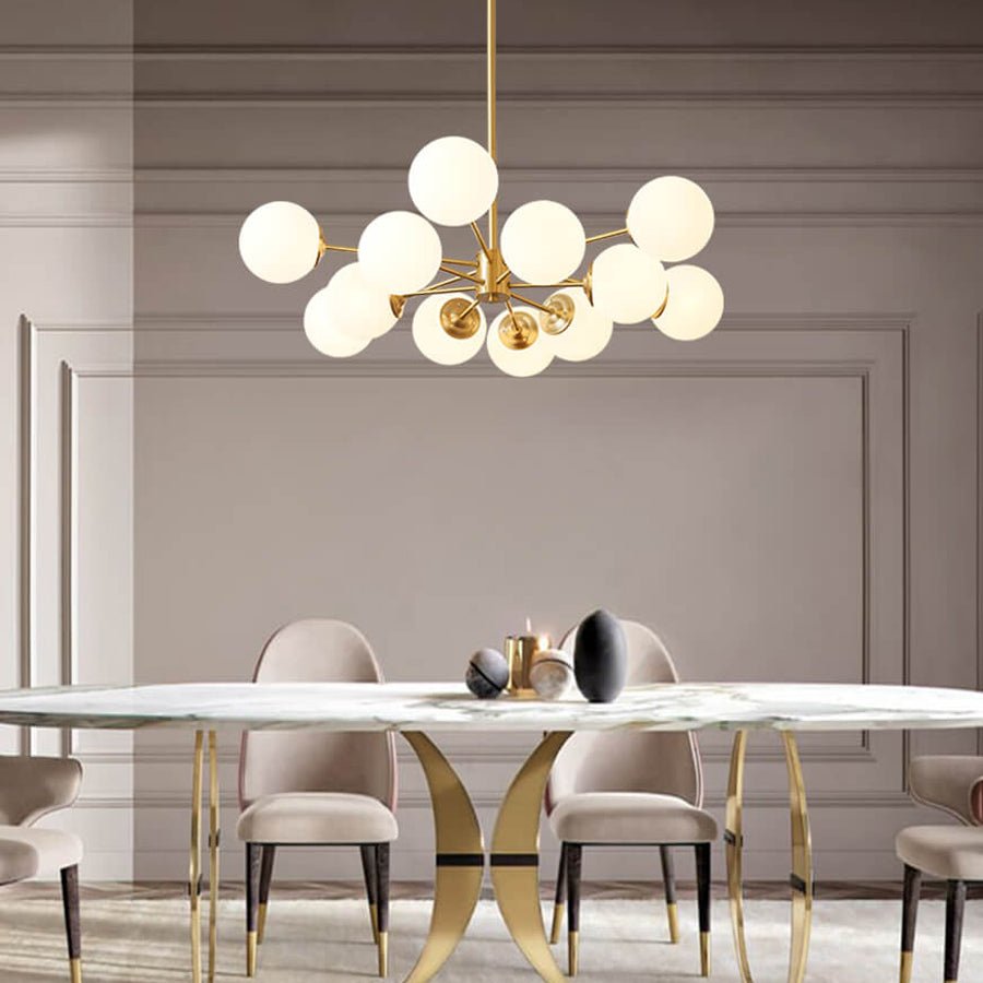 Moderne zweistöckige Sputnik Kronleuchter mit 12 Opalglas-Kugeln in Messing-Finish – Mid Century Design Pendelleuchte 90 cm | Restfield