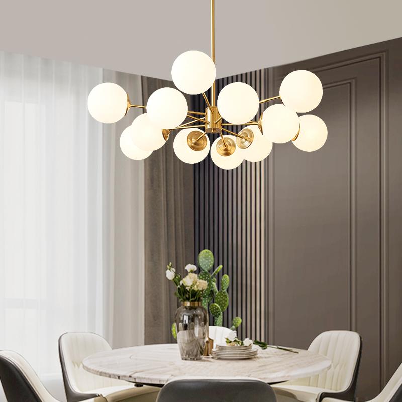 Moderne zweistöckige Sputnik Kronleuchter mit 12 Opalglas-Kugeln in Messing-Finish – Mid Century Design Pendelleuchte 90 cm | Restfield