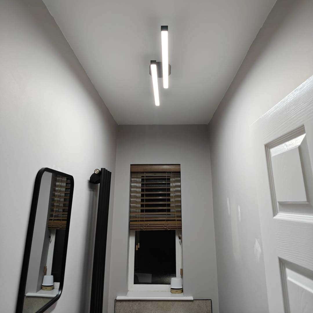 Moderne zwarte LED wandlamp met dubbele lichtstrip – minimalistische badkamer en hal verlichting 90 cm | Sansoti