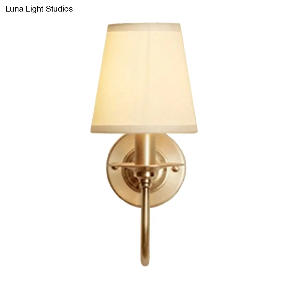 Scandinavische Wandlamp Wit met Gouden Arm en Kegelvormige Kap | Sansoti