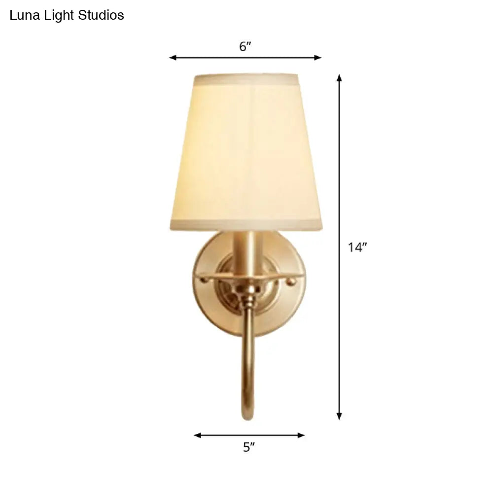 Scandinavische Wandlamp Wit met Gouden Arm en Kegelvormige Kap | Sansoti