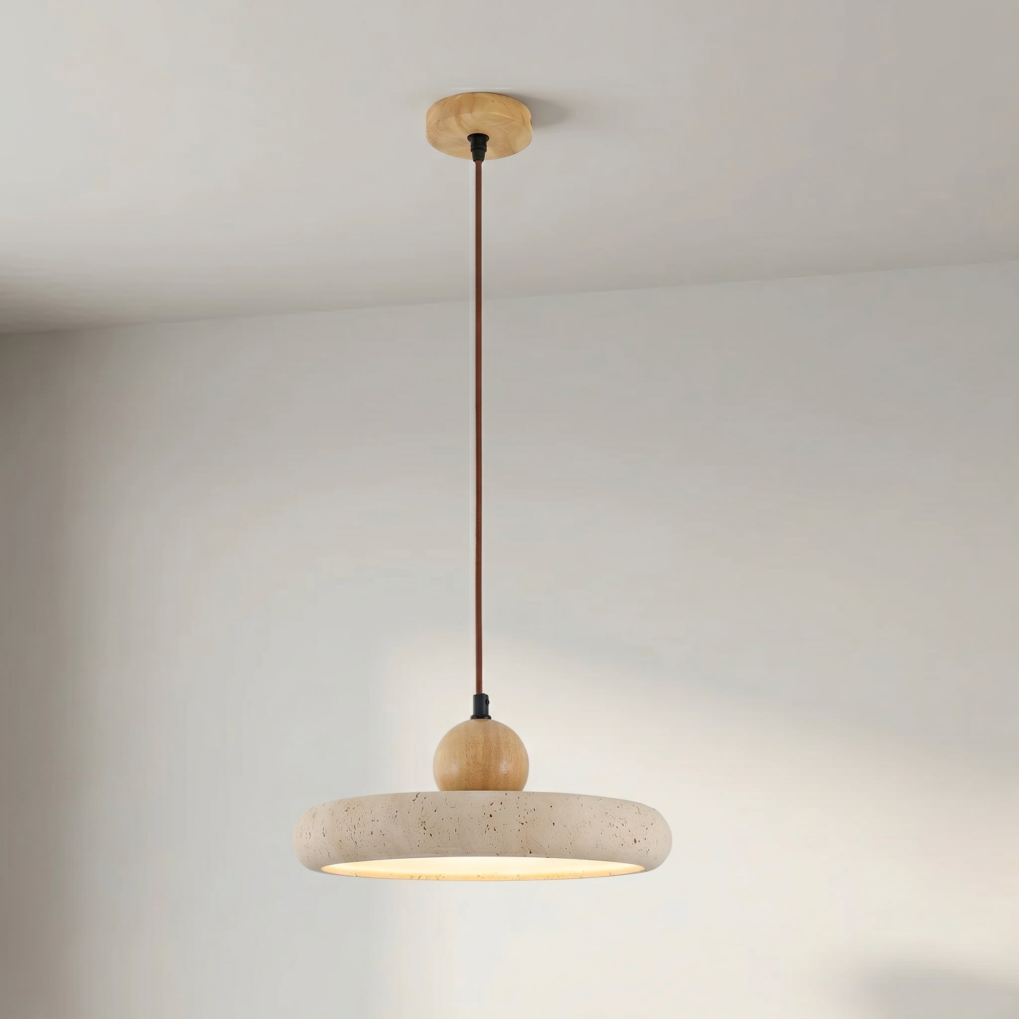 Lampa wisząca z trawertynu i drewna, naturalny kamień, LED, do jadalni, regulowana, design skandynawski, nastrojowe oświetlenie, ciepłe światło | Sansoti