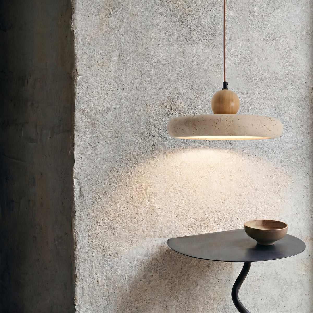 Lampa wisząca z trawertynu i drewna, naturalny kamień, LED, do jadalni, regulowana, design skandynawski, nastrojowe oświetlenie, ciepłe światło | Sansoti